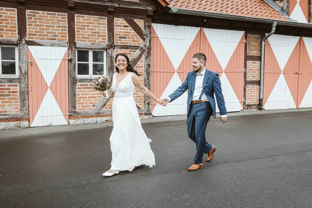 Ihr Hochzeitsfotograf Bielefeld fängt romantische Momente beim Paarshooting im Botanischen Garten Bielefeld ein.