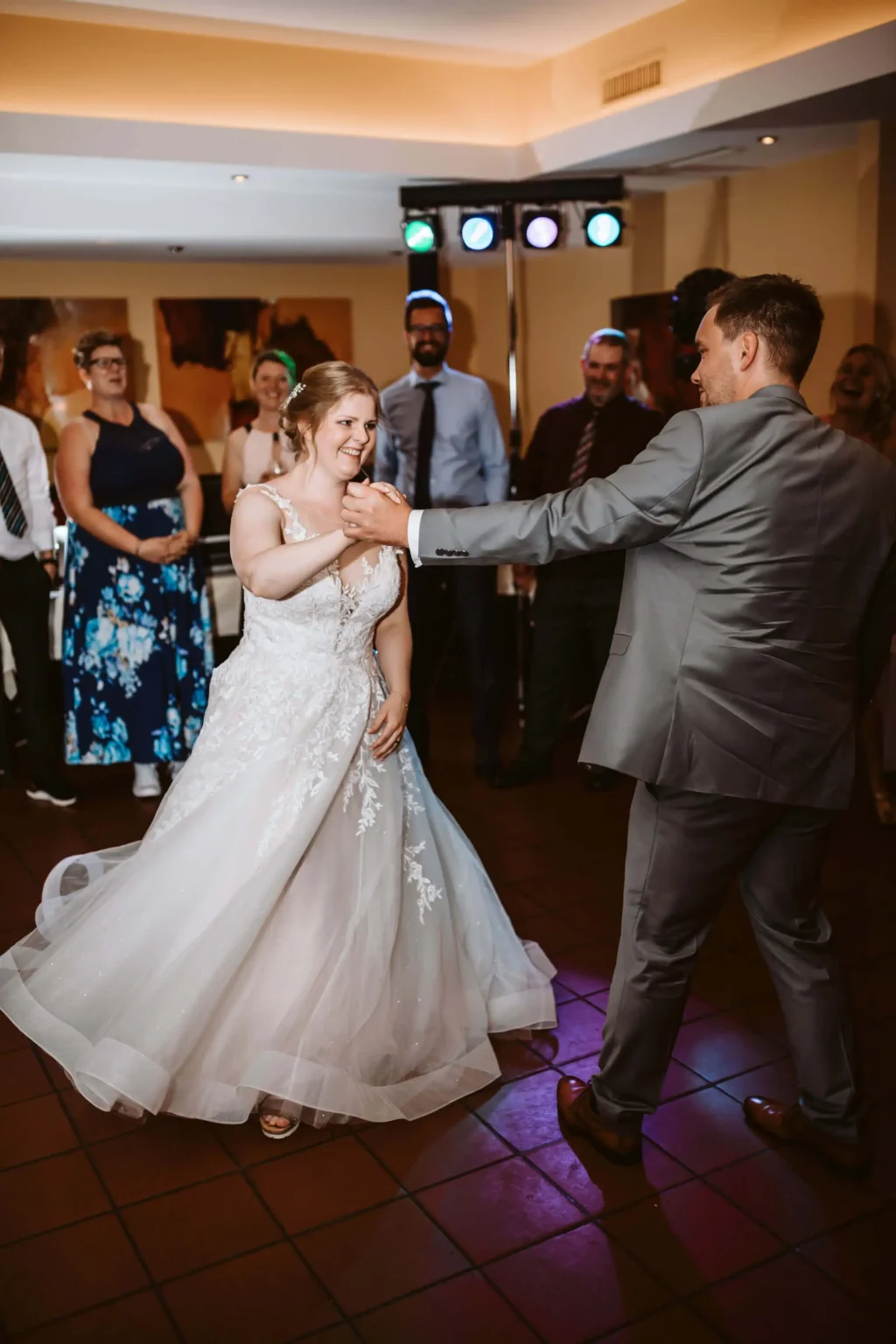 Lachendes Brautpaar beim Tanzen Hochzeit in Meschede sauerland